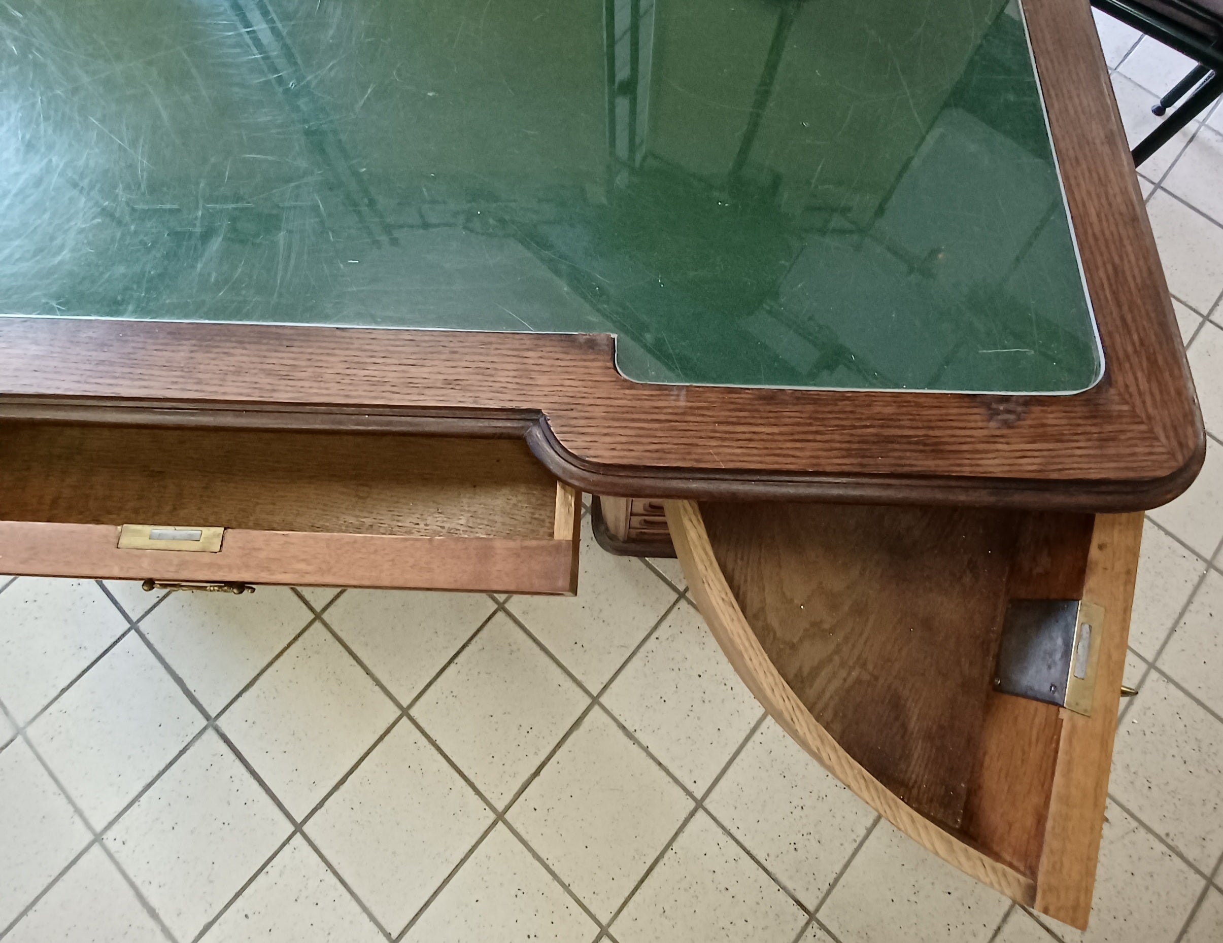 1982. Klassischer Schreibtisch